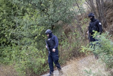 Policia gjen një veturë të mbushur me armatim në parkingun e një hoteli në Banjskë, arrestohen dy punëtorë të hotelit