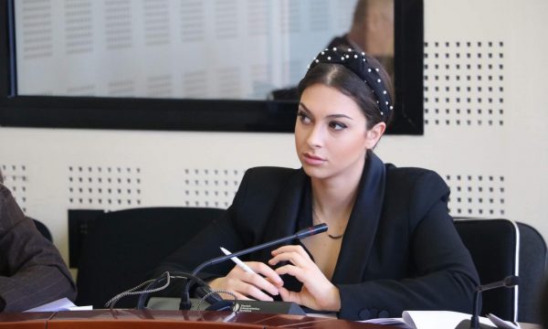 Kica-Xhelili: Fatin e ‘Rrugës A’ ta vendos motra e deputetes së pushtetit që ka humbur Prishtinën, e tmerrshme dhe e frikshme!