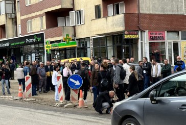 Banorët e lagjes Kalabria protestojnë kundër bllokimit të Rrugës A