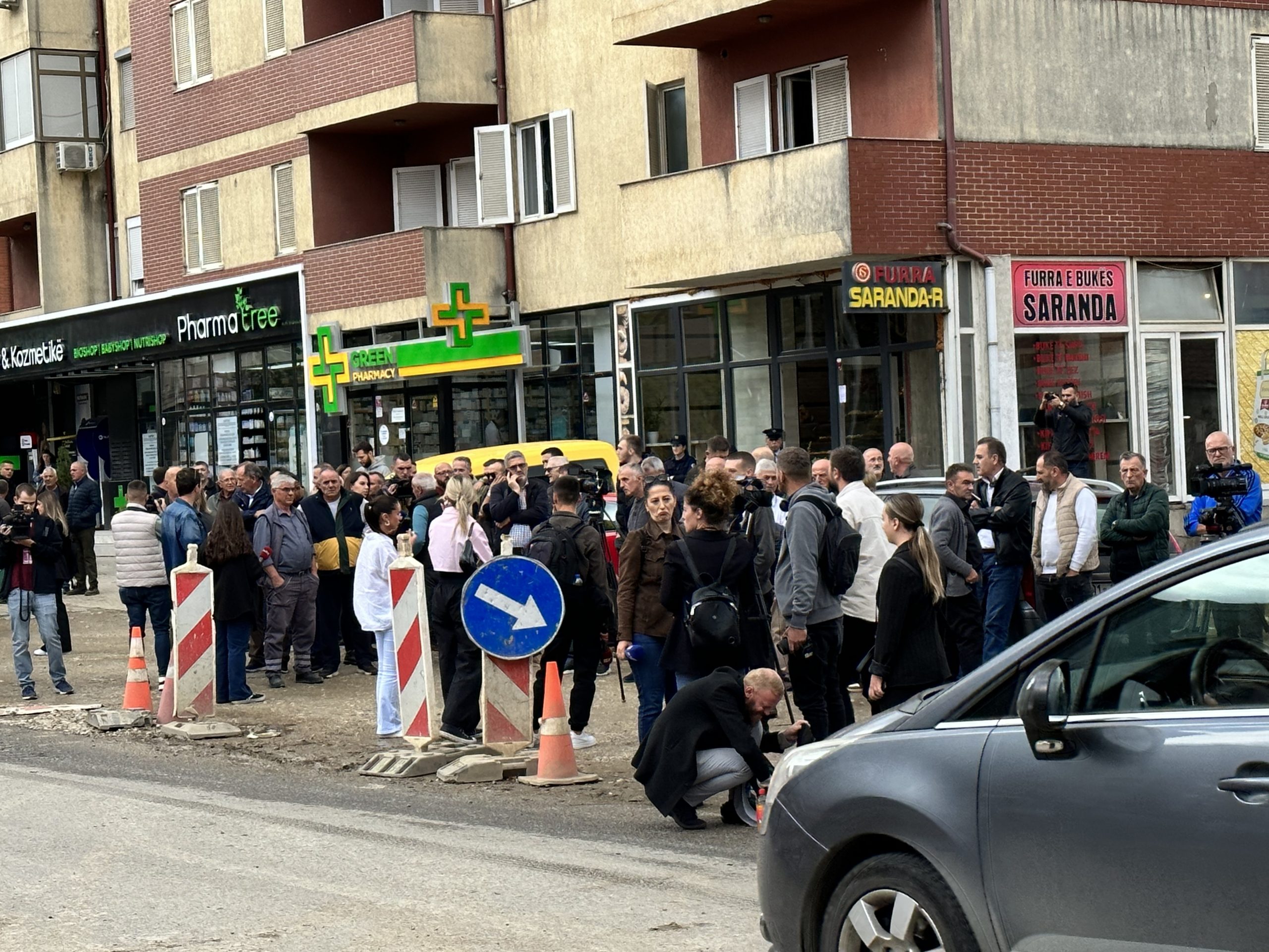 Banorët e lagjes Kalabria protestojnë kundër bllokimit të Rrugës A