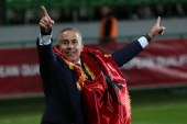 Sylvinho mbulohet me flamurin kuqezi