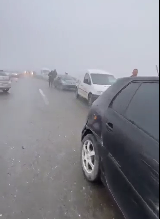 14 automjete të përfshira në aksidentin në Fushë Kosovë, ka edhe të lënduar