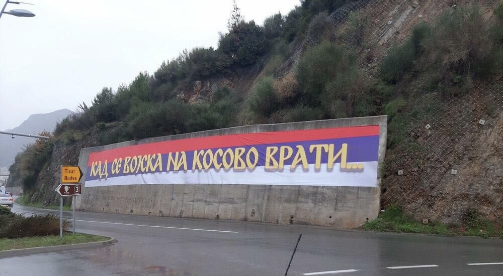 Në Budva shfaqet pano e madhe “Kur ushtria serbe të kthehet në Kosovë”