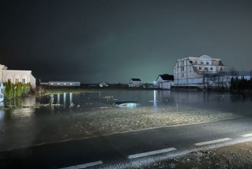 Reshjet e shiut, një veturë fundoset në ujë në afërsi të Ferizajit