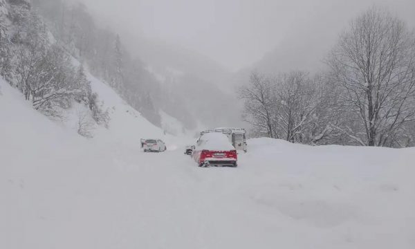 Është shumë keq, ka 1 metër borë”, rekomandohet që sot të mos vizitohet qendra e skijimit në Brezovicë