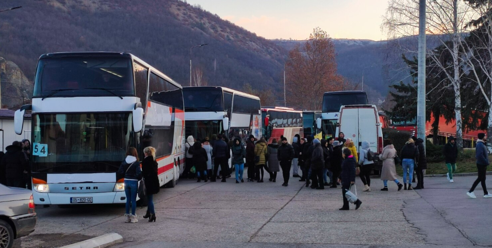 Kush i transportoi votuesit nga Kosova dhe Bosnja në Serbi?