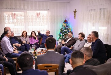 Memli Krasniqi viziton disa familje për festën e krishtlindjes: Shtëpia e shqiptarit është e Zotit dhe e mikut