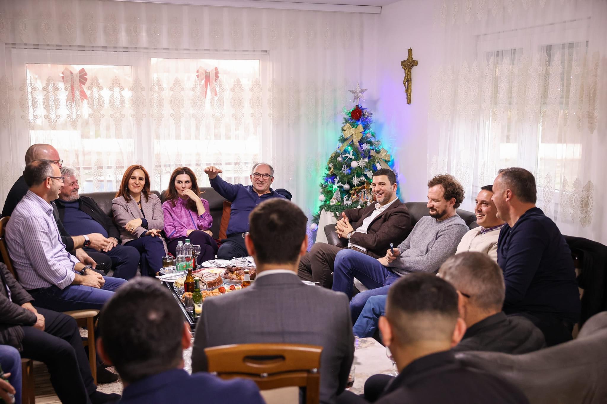 Memli Krasniqi viziton disa familje për festën e krishtlindjes: Shtëpia e shqiptarit është e Zotit dhe e mikut