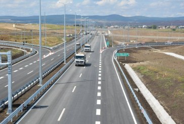 “Mos ndalo në auto-udhë, nëse nuk është e domosdoshme”, policia udhëzon ngasësit e automjeteve