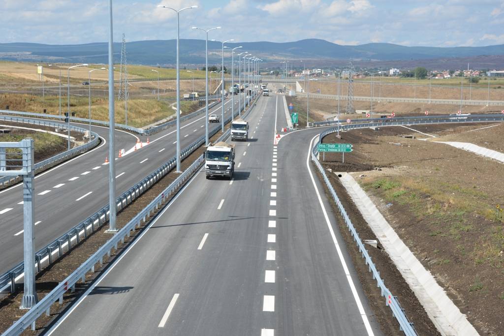 “Mos ndalo në auto-udhë, nëse nuk është e domosdoshme”, policia udhëzon ngasësit e automjeteve