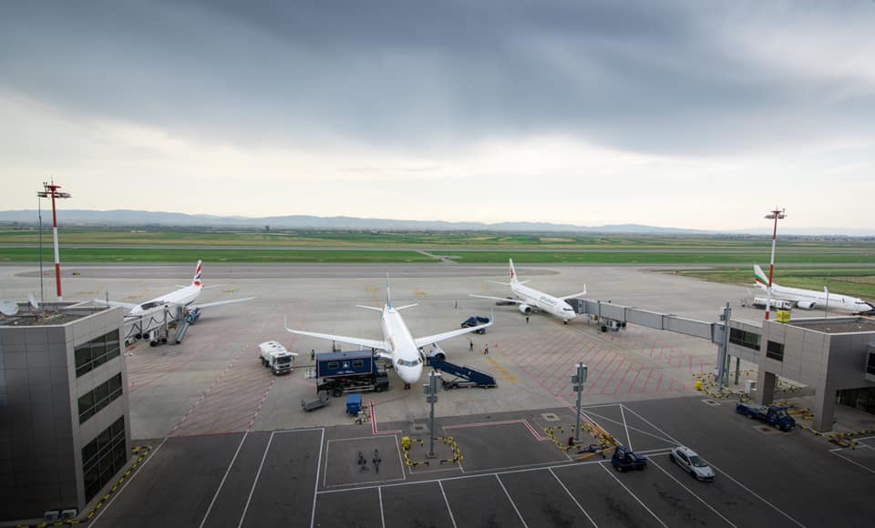 40 aeroplanë pritet të aterrojnë sot në “Adem Jashari”