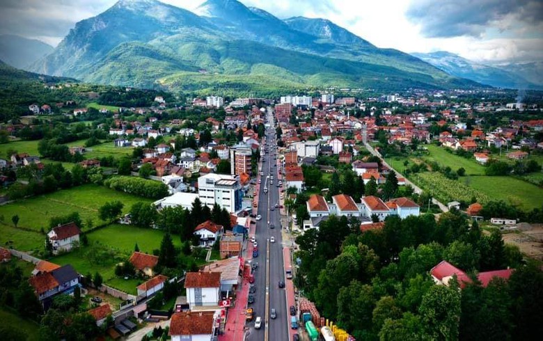 Një Burrë në Deçan goditet nga një plumb qorr para shtëpisë së tij, merr lëndime trupore