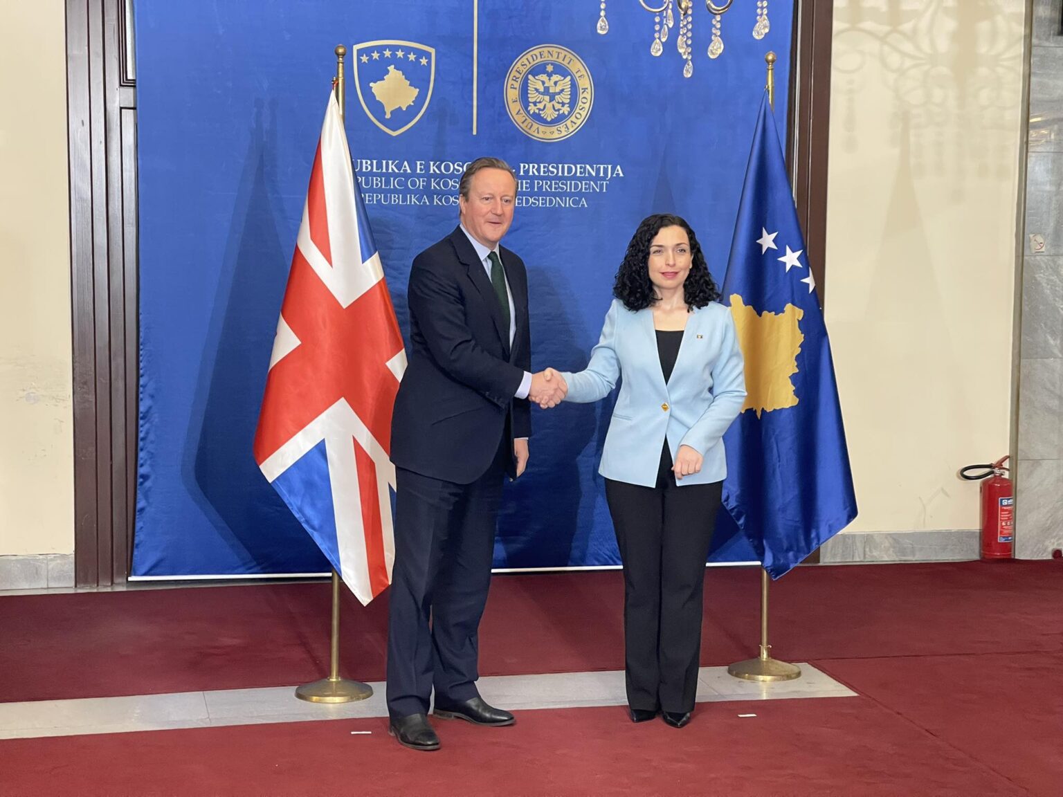 Presidentja Osmani pret në takim ministrin britanik, Cameron