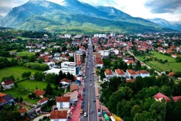 Arrestohet një burrë në Deçan për dhunë në familje, gjatë bastisjes i gjenden armë e 44 fishekë