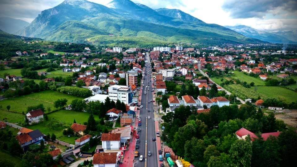 Arrestohet një burrë në Deçan për dhunë në familje, gjatë bastisjes i gjenden armë e 44 fishekë