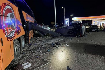 Momenti kur një autobus vetaksidentohet në magjistralen Gjakovë – Prizren(VIDEO)