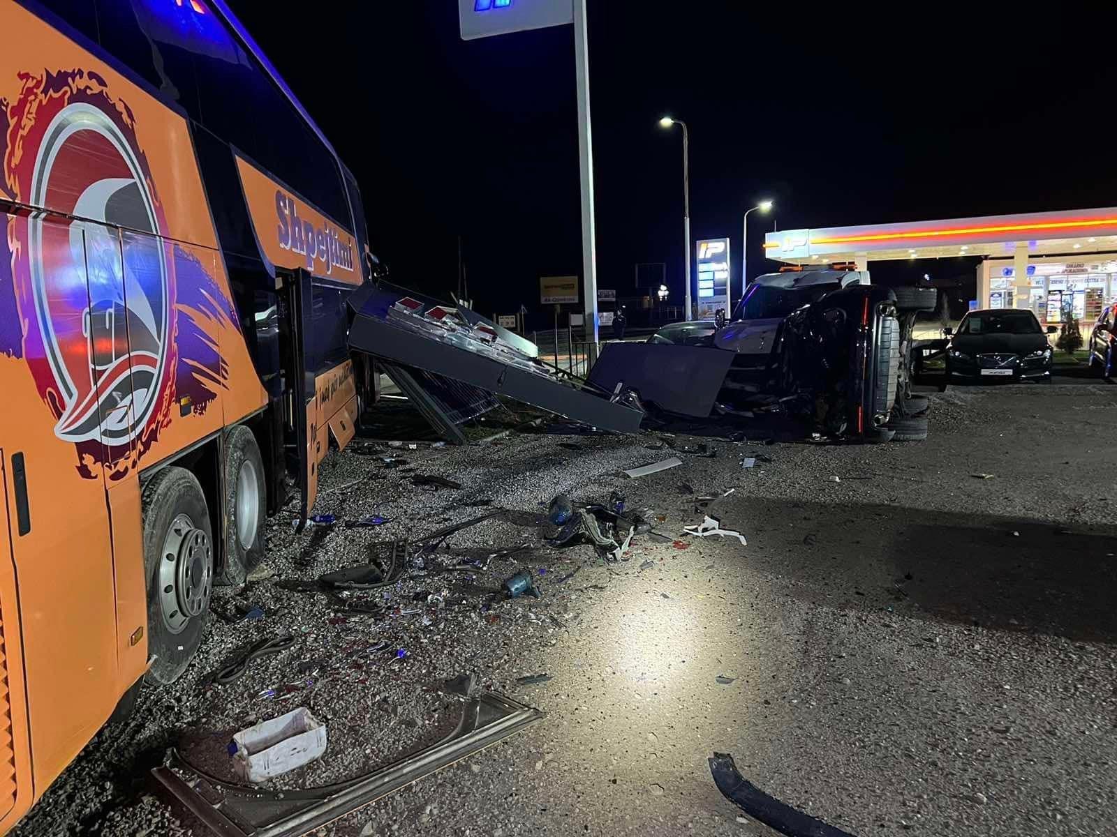 Momenti kur një autobus vetaksidentohet në magjistralen Gjakovë – Prizren(VIDEO)