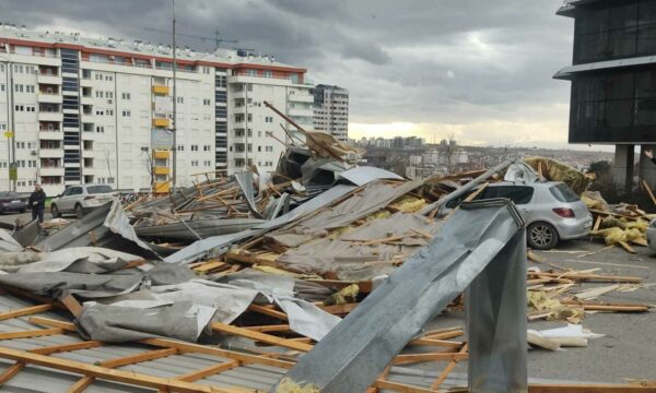 Nga rënia e objektit të Komunës së Prishtinës mbeti e lënduar një vajzë