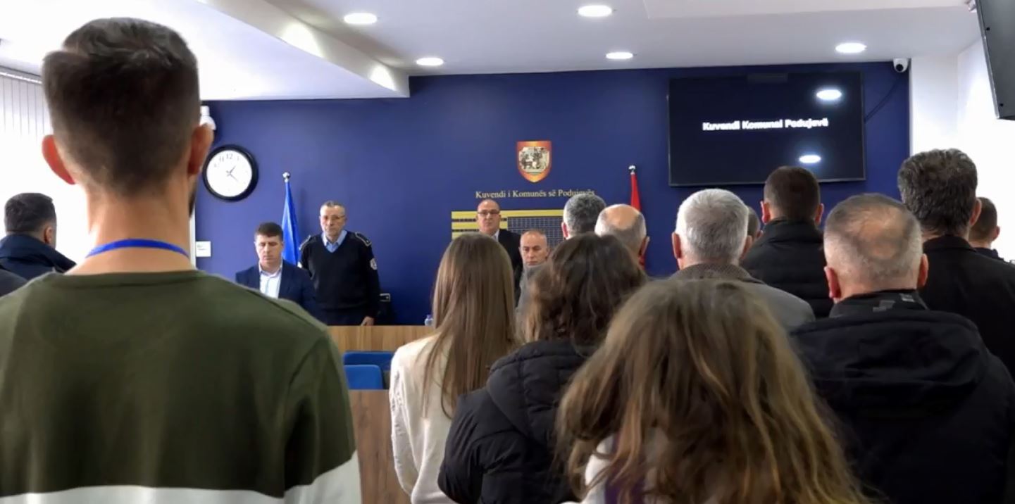 Komuna e Podujevës mban një minutë heshtje për vrasjen e 18-vjeçarit