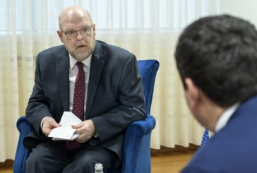 Hovenier: I kërkova Kurtit shtyrjen e zbatimit të vendimit për dinarin, kjo do të ndikojë në cilësinë e partneritetit tonë