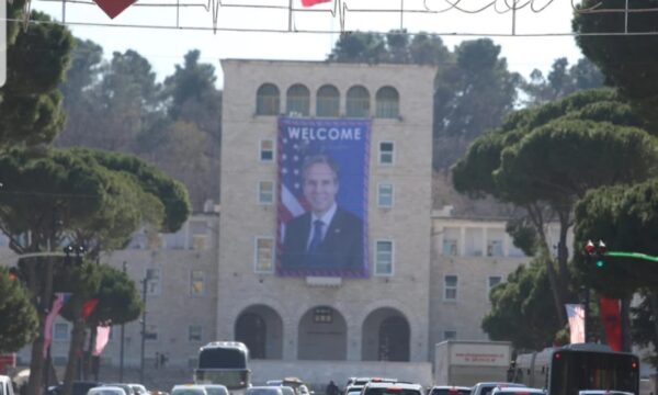 “Mirë se vjen zoti Blinken”, Tirana përgatitet për vizitën e zyrtarit të lartë amerikan! Rrugët ku do të ndalohet qarkullimi i mjeteve