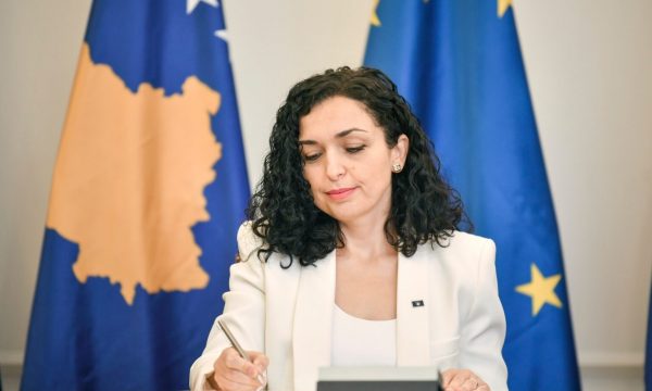 Presidentja Osmani uron për 16 vjetorin e pavarësisë: Të duam Kosovë – Të lirë, të pavarur, sovrane e me aleatë