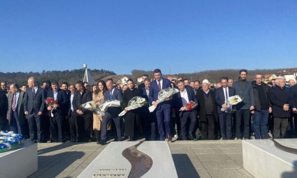 Memli Krasniqi nga Prekazi i uron për 16 vjetorin e pavarësisë ish-krerët e UÇK’së që po mbahen në Hagë