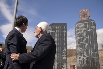 Albin Kurti bashkë me Rifat Jasharin bëjnë homazhe për viktimat në Izbicë