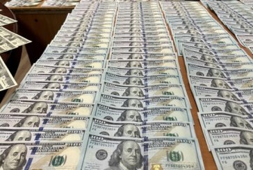 Arrestohet në flagrancë një i dyshuar për futjen e parave false në Kosovë, i konfiskohen 96 mijë dollarë amerikanë – 100$ i shiste për 40 euro