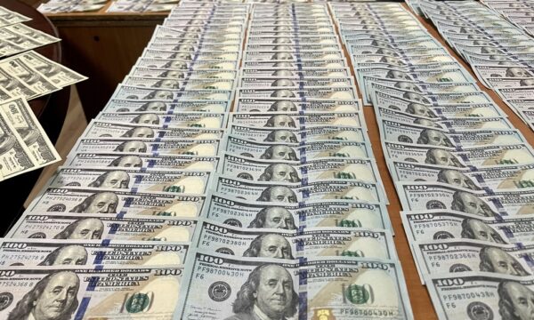 Arrestohet në flagrancë një i dyshuar për futjen e parave false në Kosovë, i konfiskohen 96 mijë dollarë amerikanë – 100$ i shiste për 40 euro