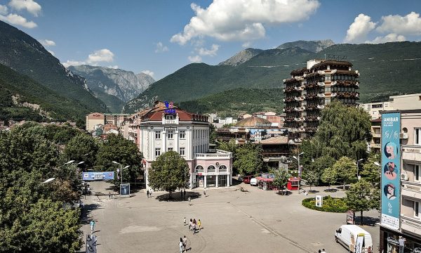 Pejë: Gruaja thotë se pas iftarit me kolegë u kthye në shtëpi por burri nuk e la të hyjë brenda