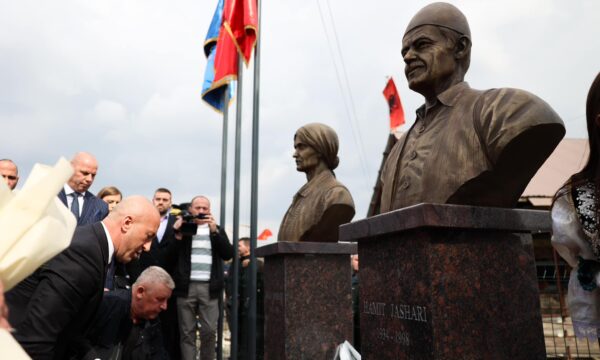 Haradinaj në zbulimin e busteve të Sala dhe Hamit Jashari: Në Prekazin heroik, çdo shtëpi ka një histori