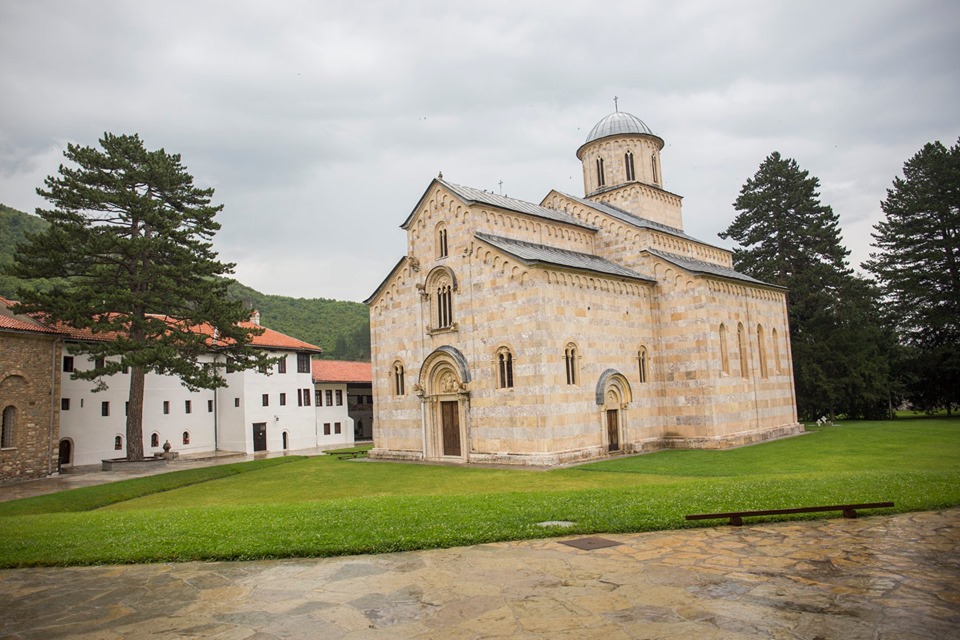 Qeveria pranon që t’i regjistrohet toka Manastirit të Deçanit, pret nga Kadastri atje të veprojë