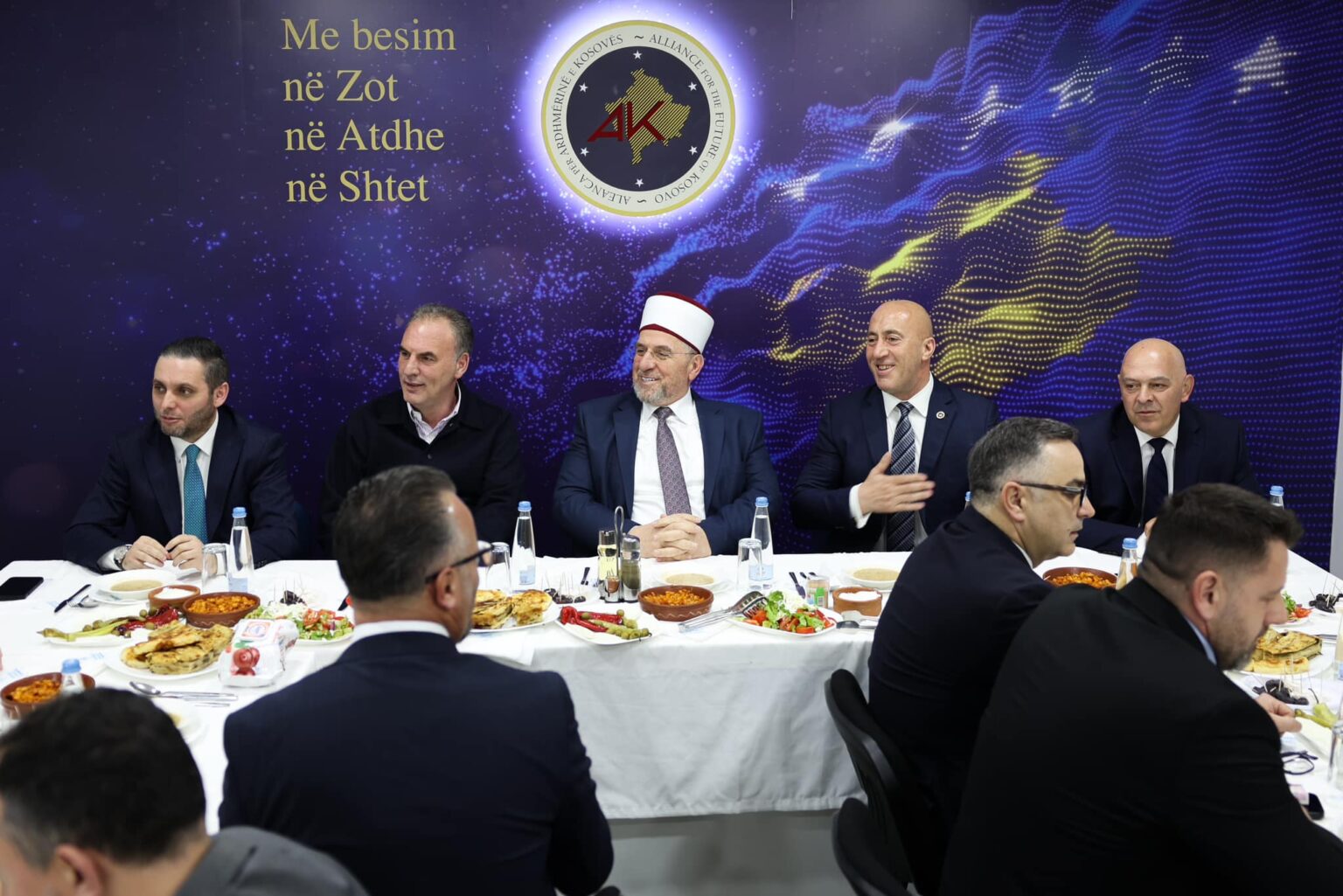 Ramush Haradinaj shtron iftar për drejtuesit e Bashkësisë Islame të Kosovës