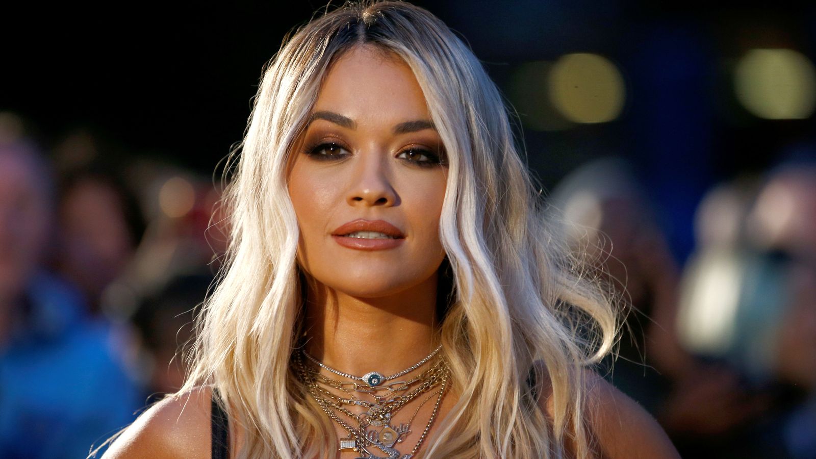 “Nuk ndihesh kurrë e kënaqur në këtë industri, edhe nëse i ke arritur të gjitha” – Rita Ora rrëfehet për revistën prestigjioze ‘Grazia’