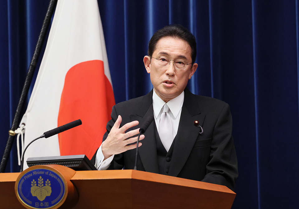 Kryeministri i Japonisë paralajmëron se bota është futur në një “pikë kthese historike”