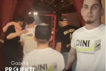 Dukwach Kadimagomaev, futet në kafaz me logon e kompanisë shqiptare “DINI INSEKTENCHUTZ”