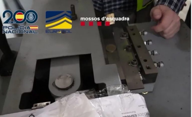Në Spanjë zbulohet laboratori më i madh për falsifikimin e 2 eurove