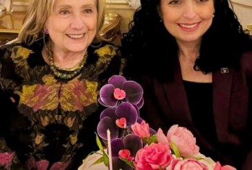 Vjosa Osmani pritet nga Hillary Clinton