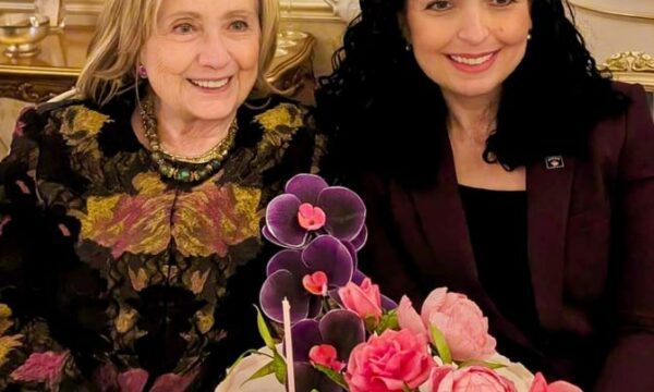 Vjosa Osmani pritet nga Hillary Clinton