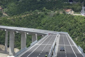 Kapen dy vetura duke bërë gara në autostradë