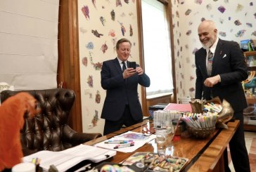 Edi Rama pret në kryeministri David Cameron, momentet “pikante” teksa i tregon koleksionet artistike në zyrën e tij