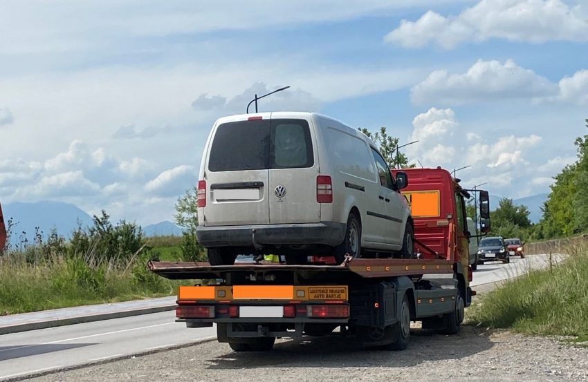 Gjobitet 200 euro dhe i sekuestrohet makina