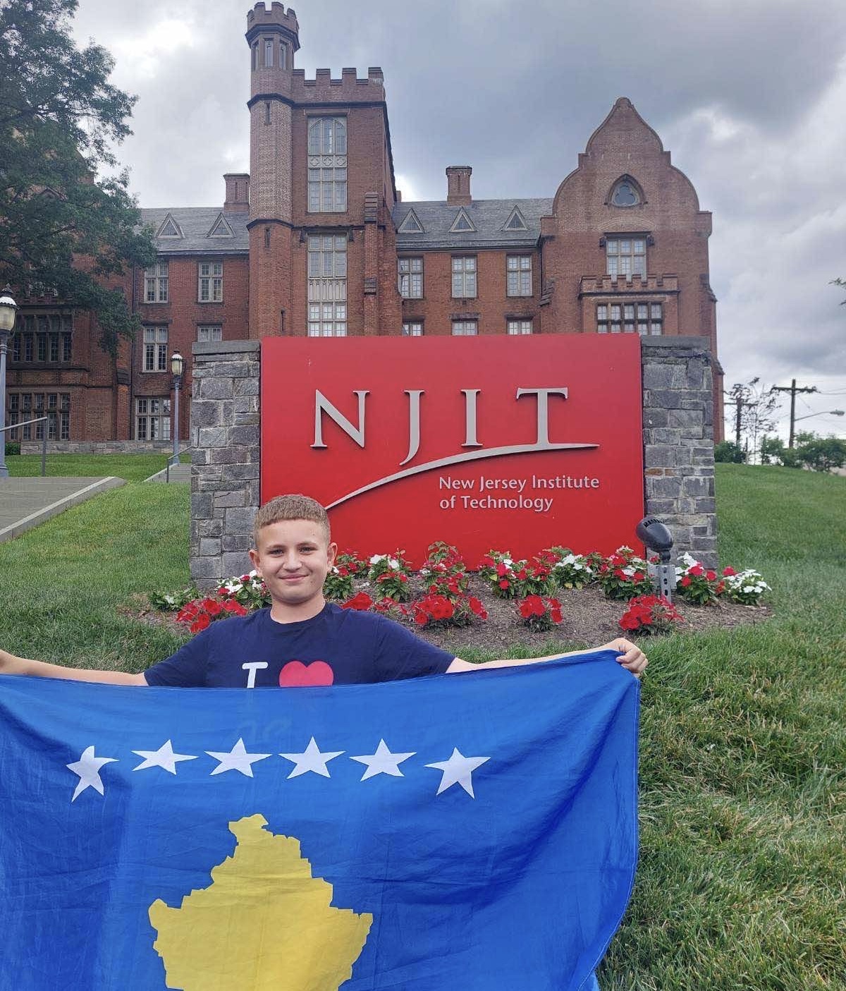 Lum Paçarada fiton medaljen e artë në SHKENCË dhe medalje e argjentë në MATEMATIKË në në Neo Science Olympiad New York