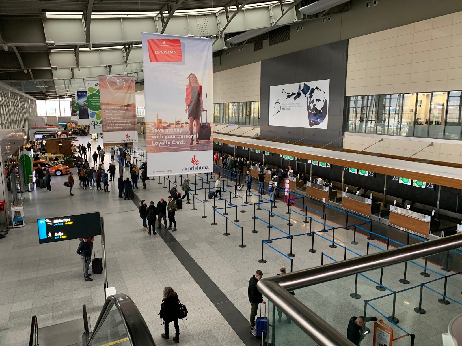 Aeroporti i Prishtinës vazhdon ti ketë çmimet e biletave më të larta në rajon, qytatarët detyrohen ta zgjedhin Tiranën dhe Shkupin