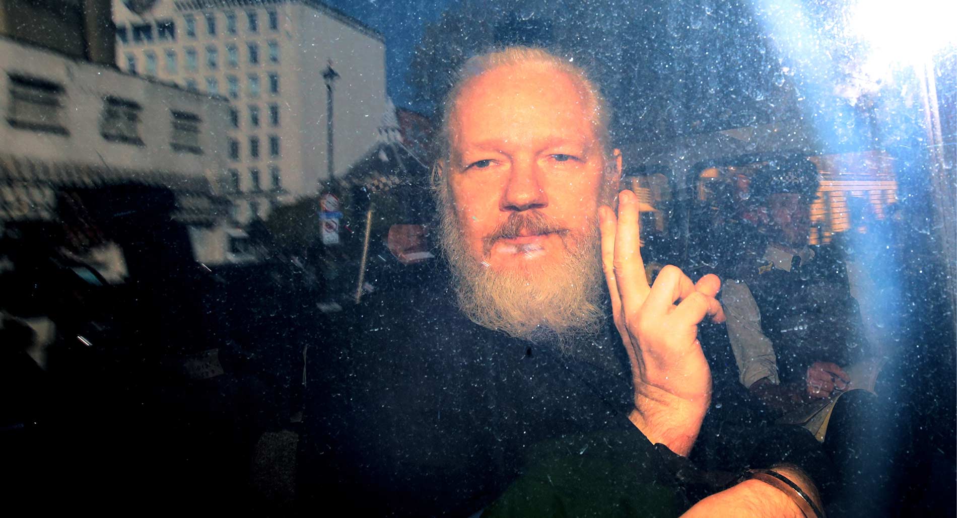 Julian Assange lirohet nga burgu britanik pas një marrëveshje me të cilën pranoi fajësinë mbi akuzat për spiunazh