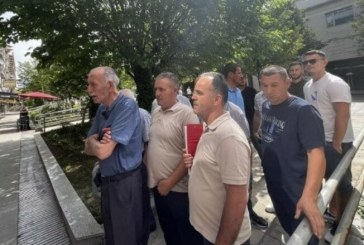 Banorët e Shipitullës protestojnë para zyrave të KEK-ut në Prishtinë “duam ta shpronësojmë të gjithë fshatin”