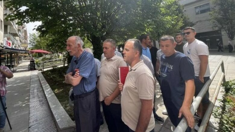 Banorët e Shipitullës protestojnë para zyrave të KEK-ut në Prishtinë “duam ta shpronësojmë të gjithë fshatin”