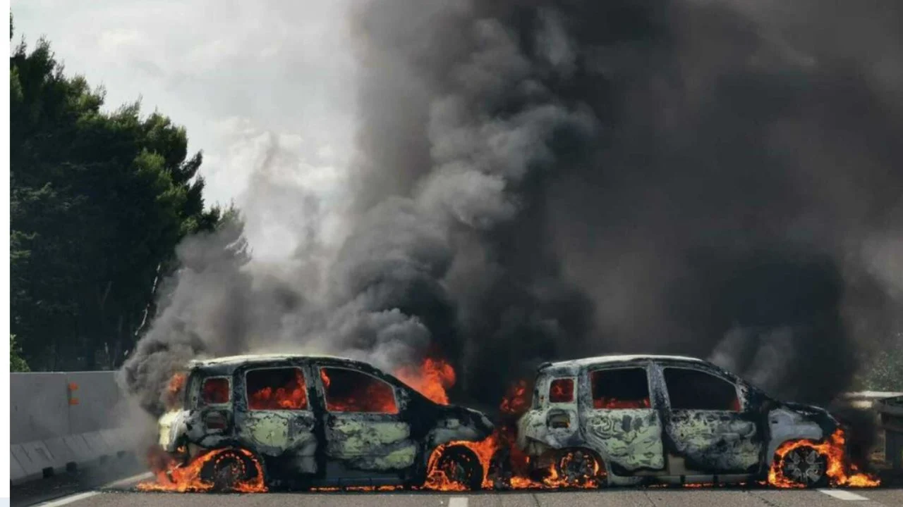 Sulm i armatosur në Brindisi, makinave u vihet flaka në mes të autostradës