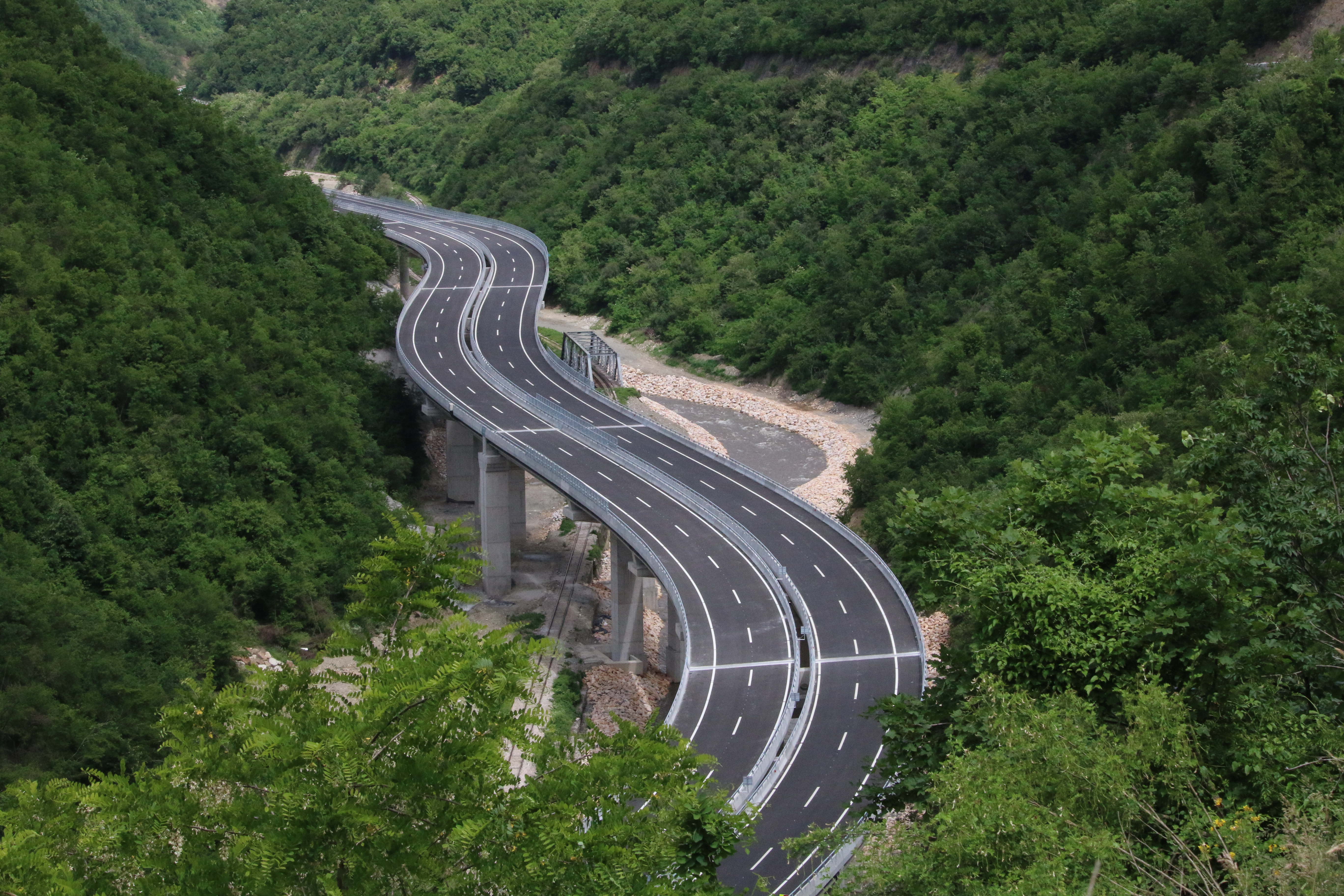 Temperaturat e larta, Ministria e Infrastrukturës ndalon qarkullimin e automjeteve me peshë më të madhe se 7.5T